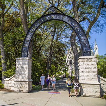 students in front of ˿Ƶ's arch