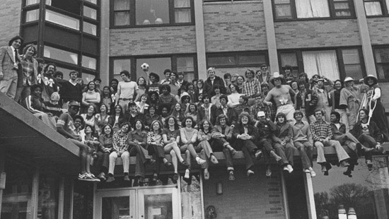 1970s - Students sitting on the exterior of Elder Hall, which was one of several residence halls built to ease ˿Ƶ's housing shortage between 1950 and 1970. 